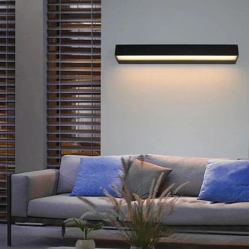 Moderne LED-vegglampe for utendørs bruk - værbestandig, energibesparende, ideell for hage og terrasse | Luvikno