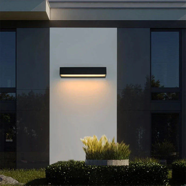 Moderne LED-vegglampe for utendørs bruk - værbestandig, energibesparende, ideell for hage og terrasse | Luvikno