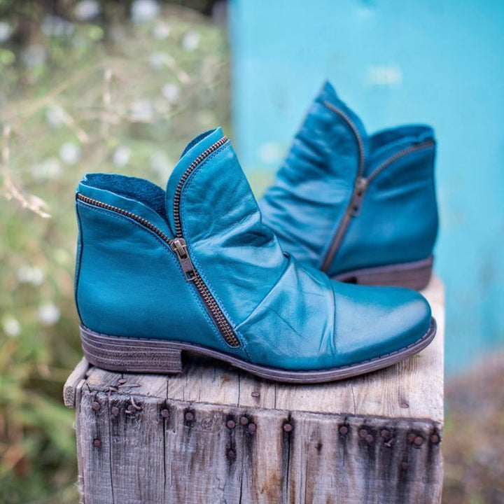 Ein Paar blaue Lederstiefeletten mit Reißverschluss