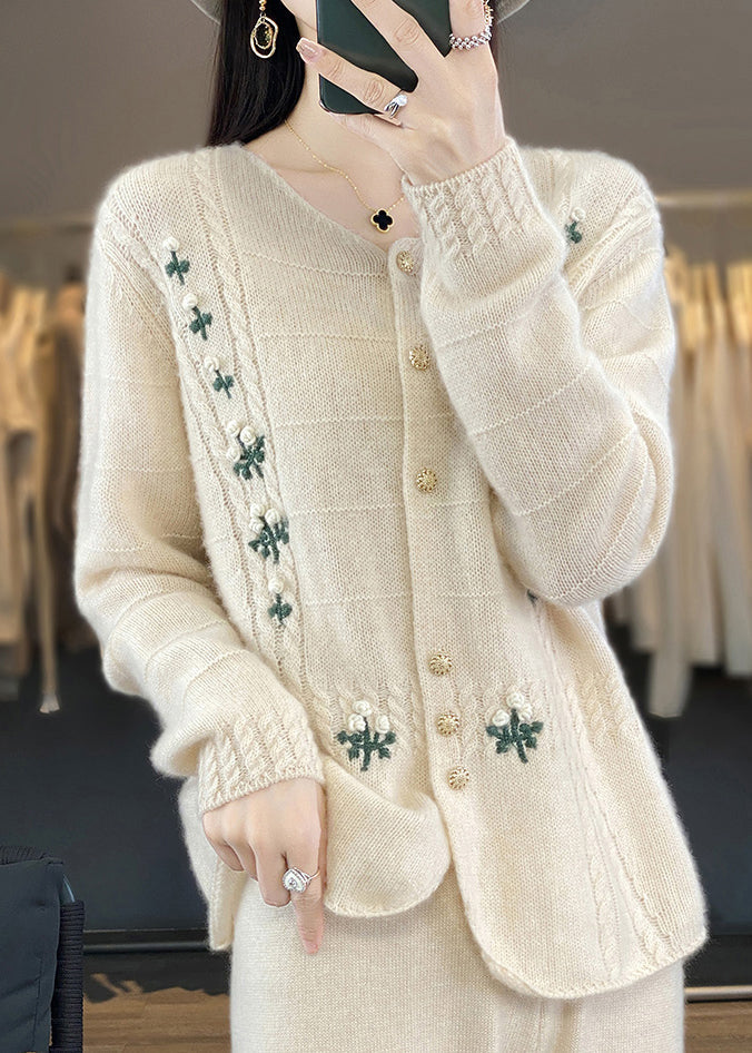 Luvik | Ull-blandingsstrikkede jakker med lys beige broderte knapper