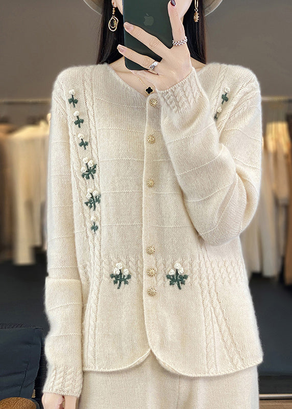 Luvik | Ull-blandingsstrikkede jakker med lys beige broderte knapper