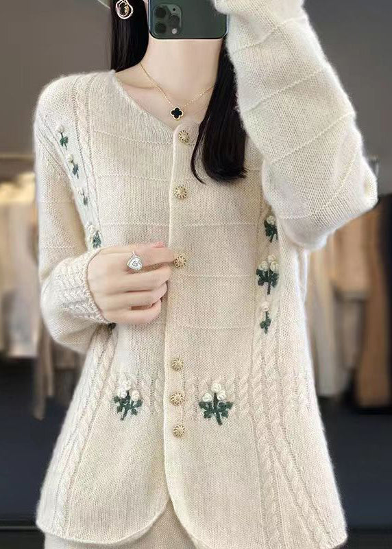 Luvik | Ull-blandingsstrikkede jakker med lys beige broderte knapper