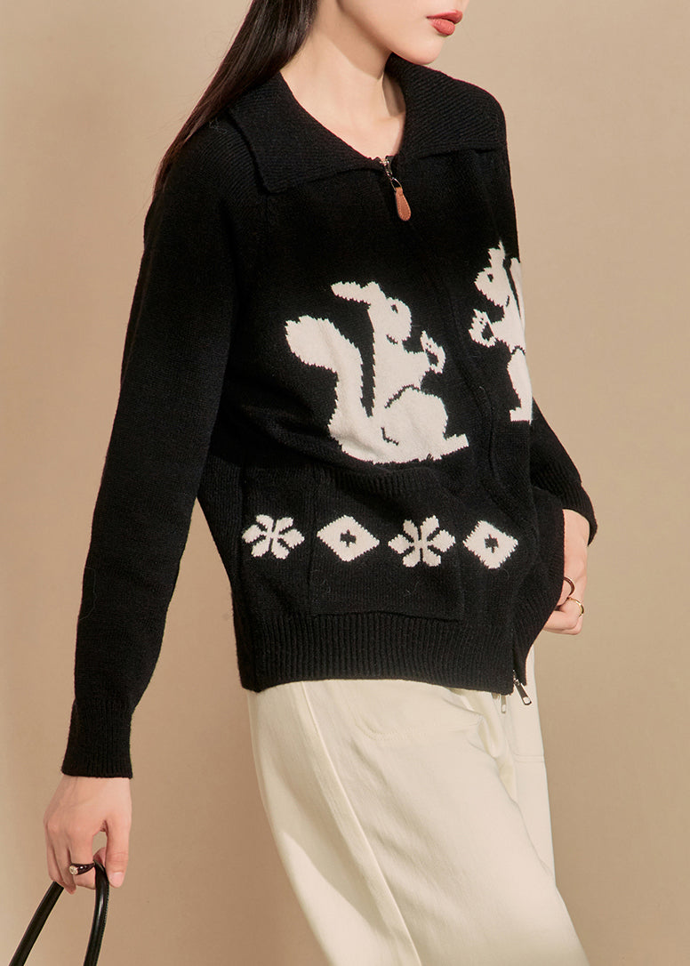 Luvik | Talvivillatakkien neuleet mustilla brodeeratuilla vetoketjullisilla taskuilla