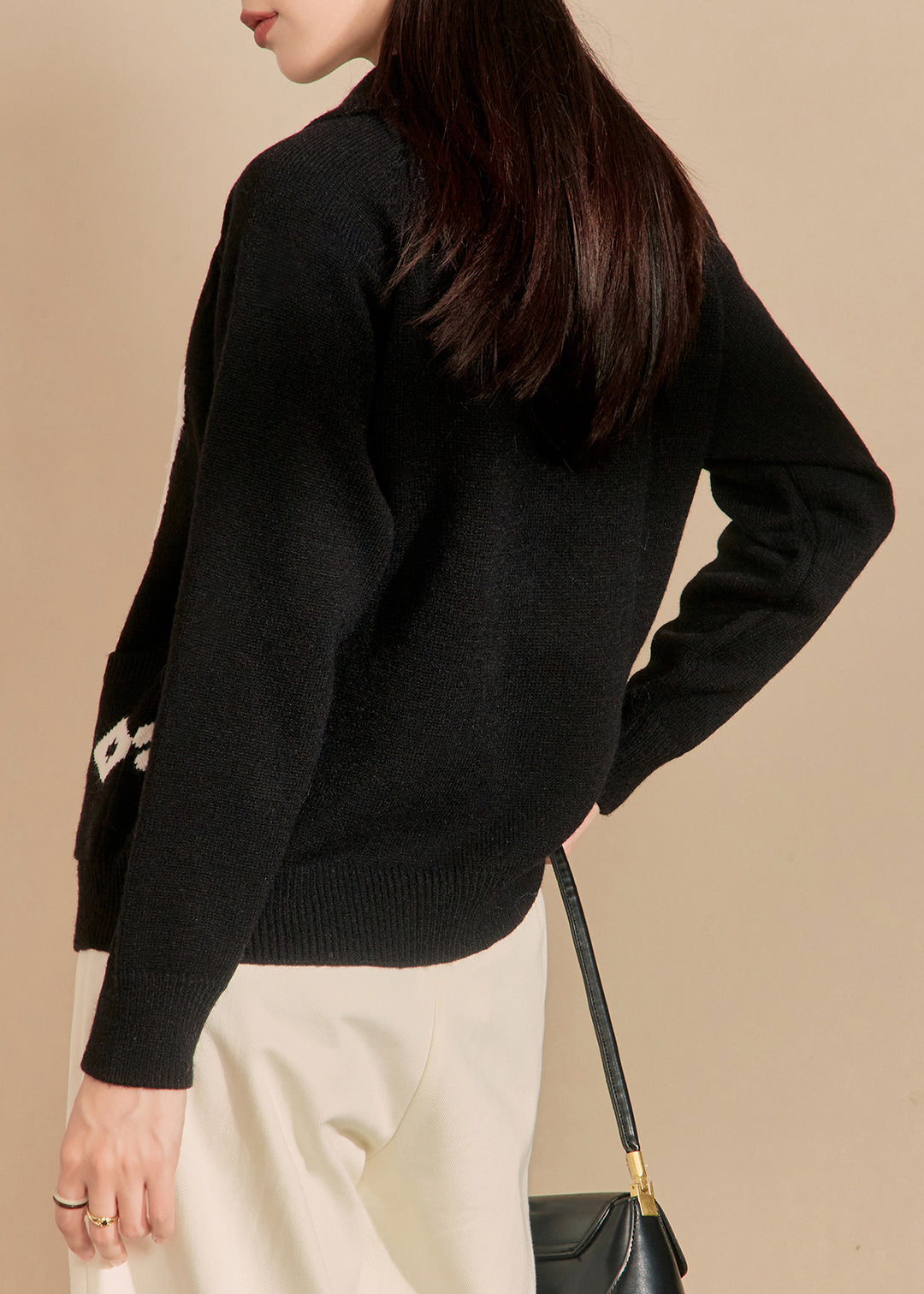 Luvik | Talvivillatakkien neuleet mustilla brodeeratuilla vetoketjullisilla taskuilla