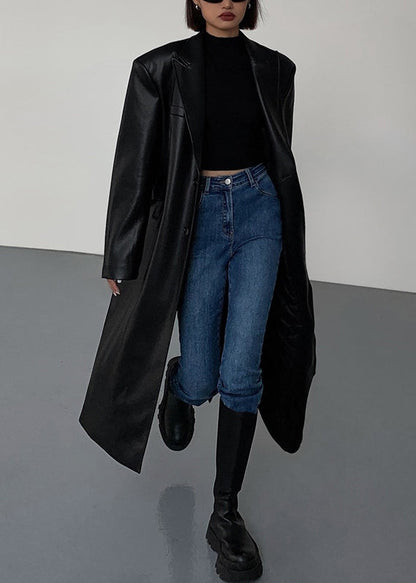 Luvik | Pitkä musta keinonahkatakki alaspäin käännettävällä kauluksella talvi