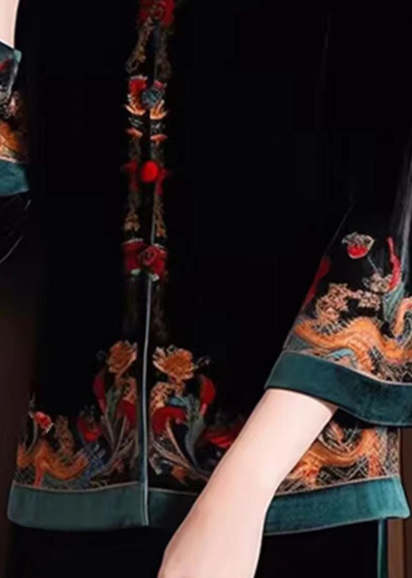 Luvik | Mustat napitettu silkkitakki, jossa on korkea kaulus