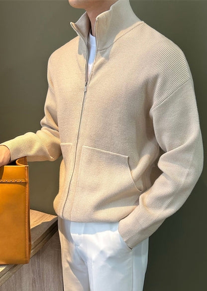 Luvik | Mustilla vetoketjullisilla taskuilla varustetut miesten neuleet