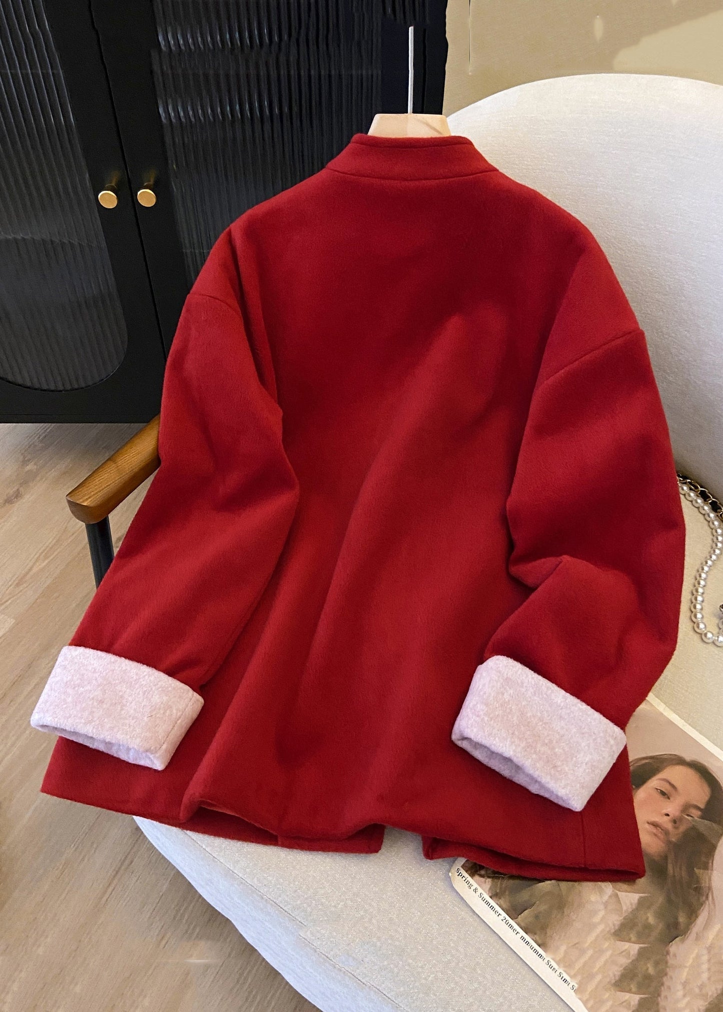 Luvik | Paksusta villasta valmistettu talvitakki, jossa on punaiset napit ja korkeakaulus