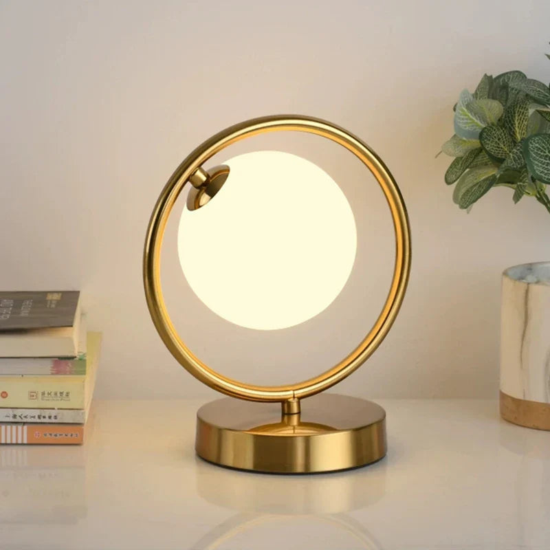 Nordic LED bordlampe med glasskule – Minimalistisk design for stue og soverom | Luvikno