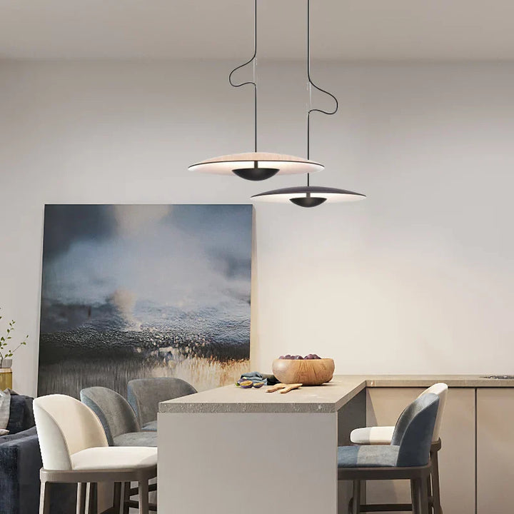 Moderne LED Pendellampe – Skandinavisk Design Laget av Tre og Metall | Luvikno