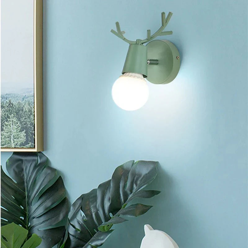 Moderne Gevir Vegglampe – Tre og Metall LED Lys for Barnerom & Stue | Luvikno
