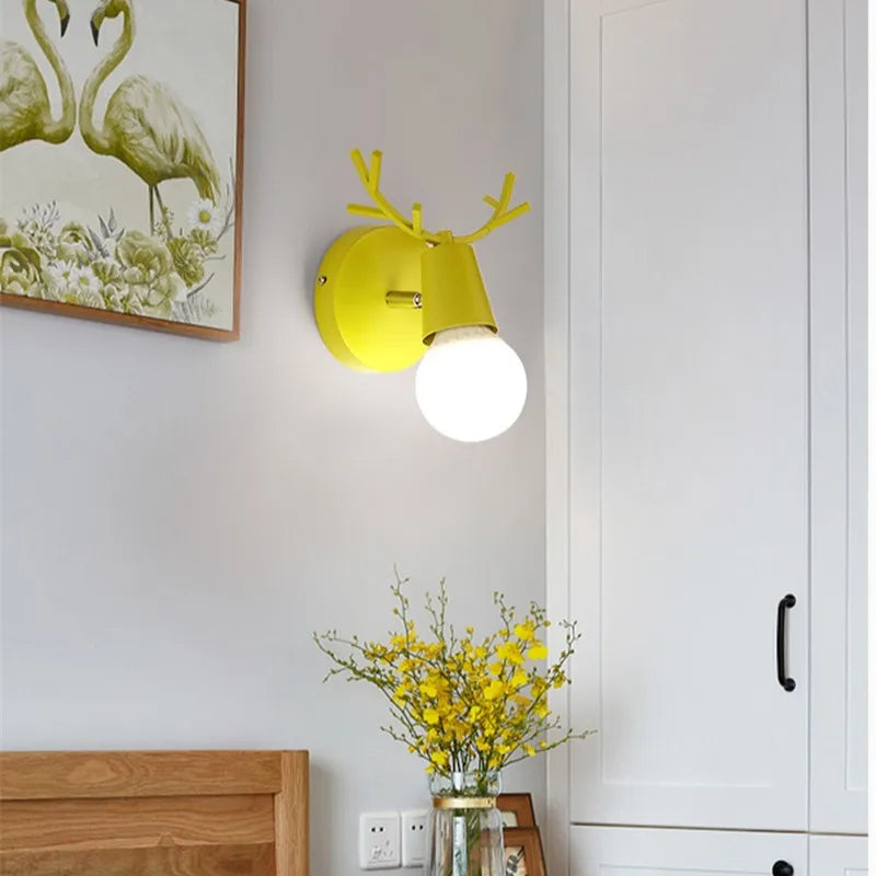 Moderne Gevir Vegglampe – Tre og Metall LED Lys for Barnerom & Stue | Luvikno