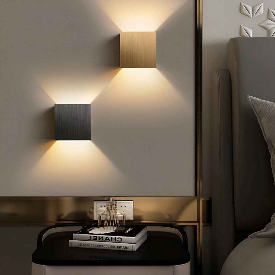 Luvikno | LED Vegglampe NORDIVIA | USB & Kabeldrift | Dobbel Lysfarge | Aluminium & Akryl | 10x10x5 cm