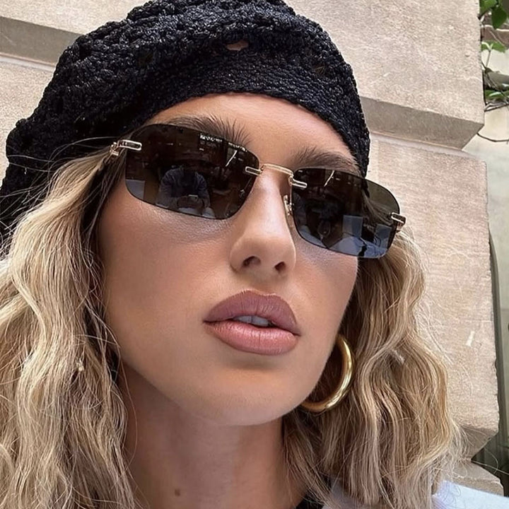 Dame solbrille med elegant metallramme og stilige tre detaljer Luvikno