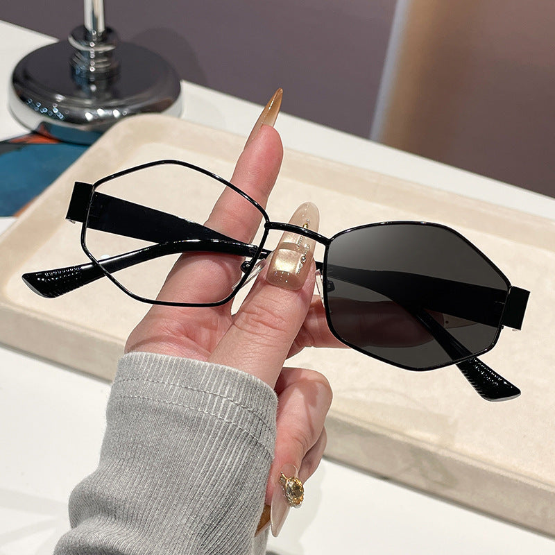 Dame moteriktig solbrille i elegant sekskant-design Luvikno