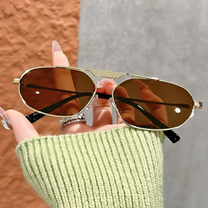 Dame moteriktig solbrille i elegant polygon-design Luvikno