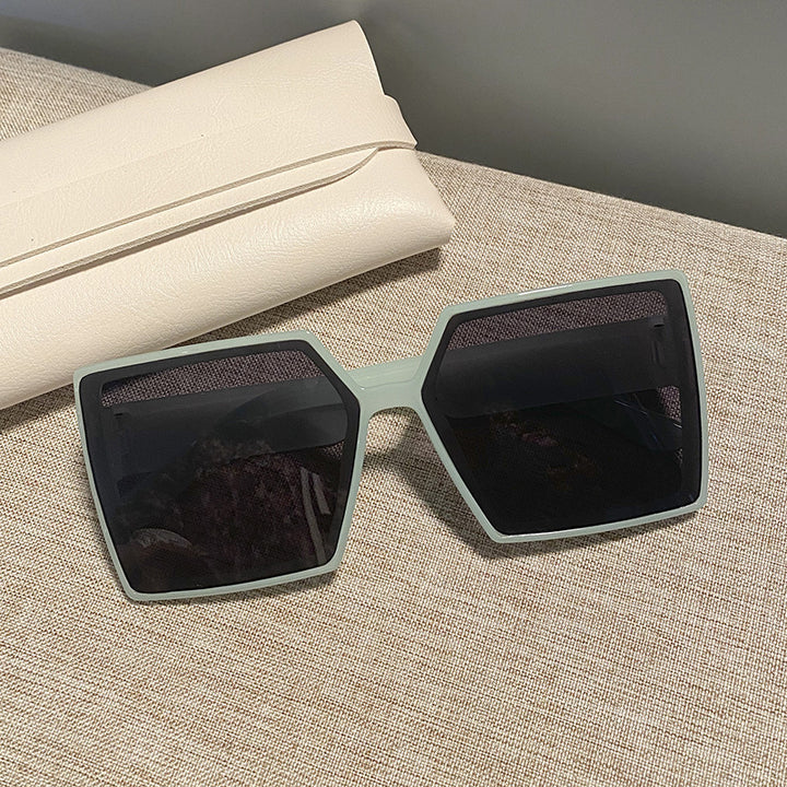 Dame kvadratisk solbrille med robust ramme og stillegant design Luvikno