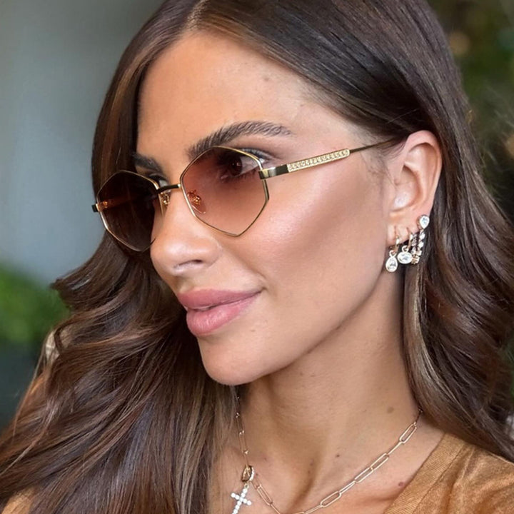 Dame hexagonal solbrille med elegante metallaksenter og UV-beskyttelse Luvikno