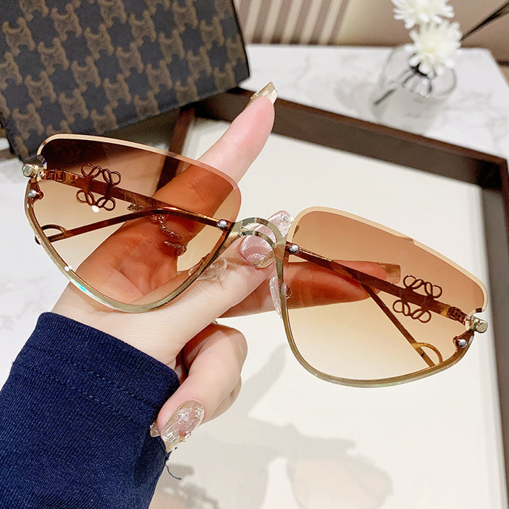 Damer ekstravagant solbrille med moderne, geometrisk ramme Luvikno