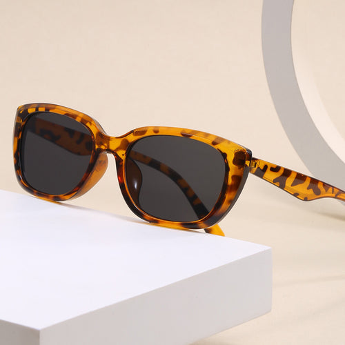 Dame trendy cat-eye solbriller i minimalistisk design Luvikno