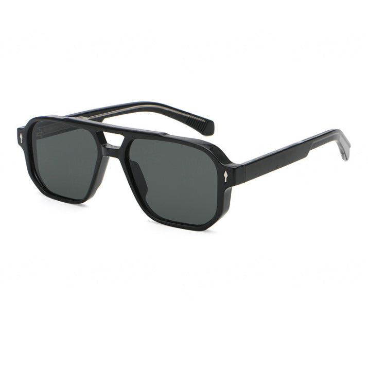 Dame moter solbrille i urban design med polariserte glass Luvikno