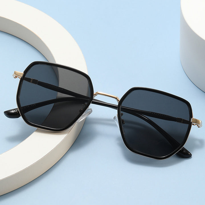 Dame geometrisk solbrille med elegant glassdesign Luvikno
