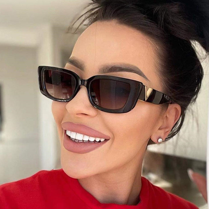 Dame moteriktig solbrille i klart design Luvikno