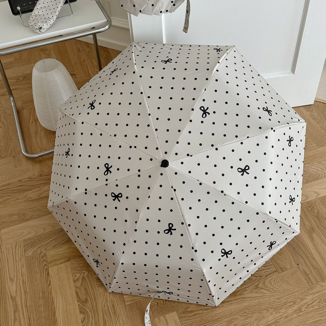 Dame kompakt paraply med stilfull prikkedesign Luvikno
