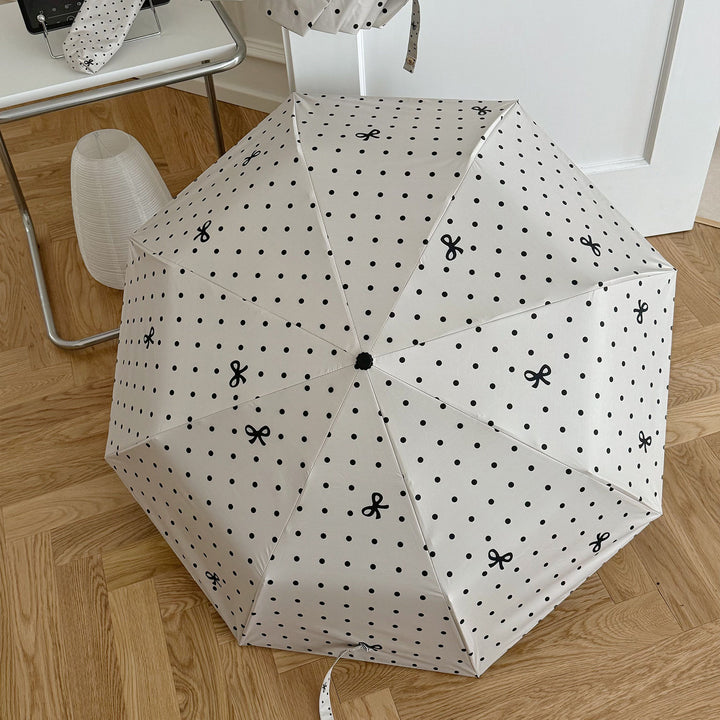 Dame kompakt paraply med stilfull prikkedesign Luvikno