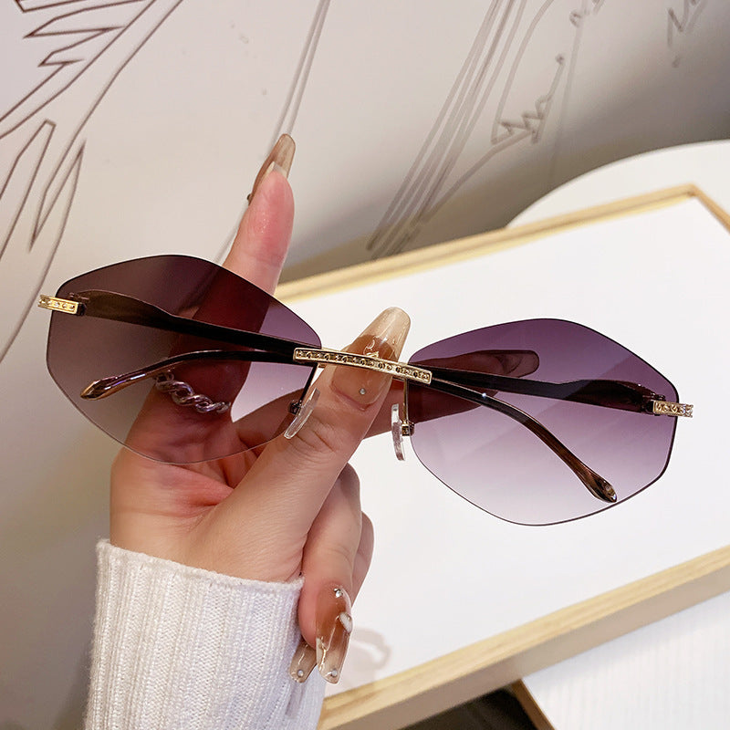 Dame ekstravagant solbrille med glitrende aksenter Luvikno