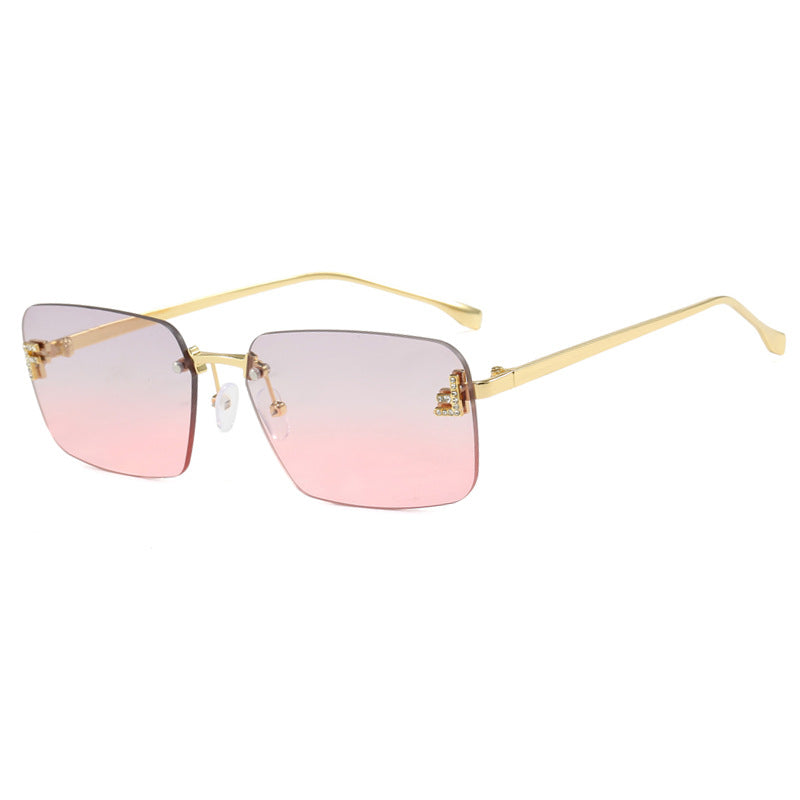 Dame kvadratisk solbrille med elegant gullramme og stilige linser Luvikno