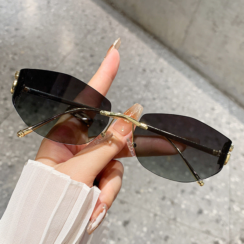 Dame moteriktig solbrille med innovativt sjakkert design Luvikno