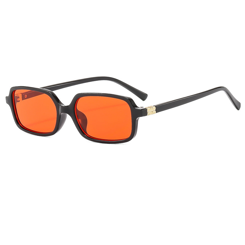 Dame moteriktig solbrille med elegant plastramme og originalt design Luvikno