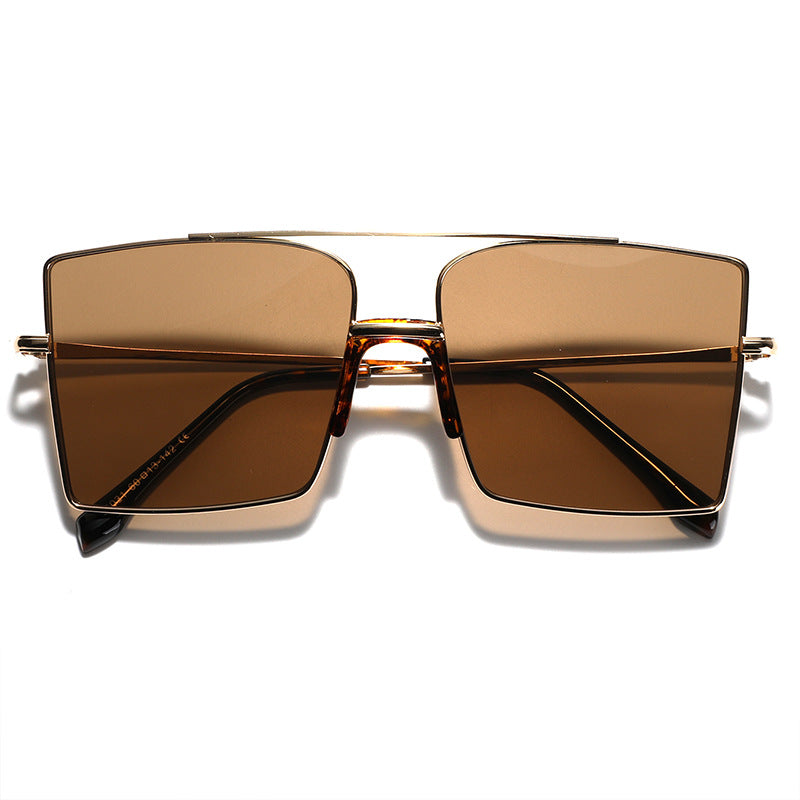 Dame elegant kvadratisk solbrille med moteriktige aksenter Luvikno