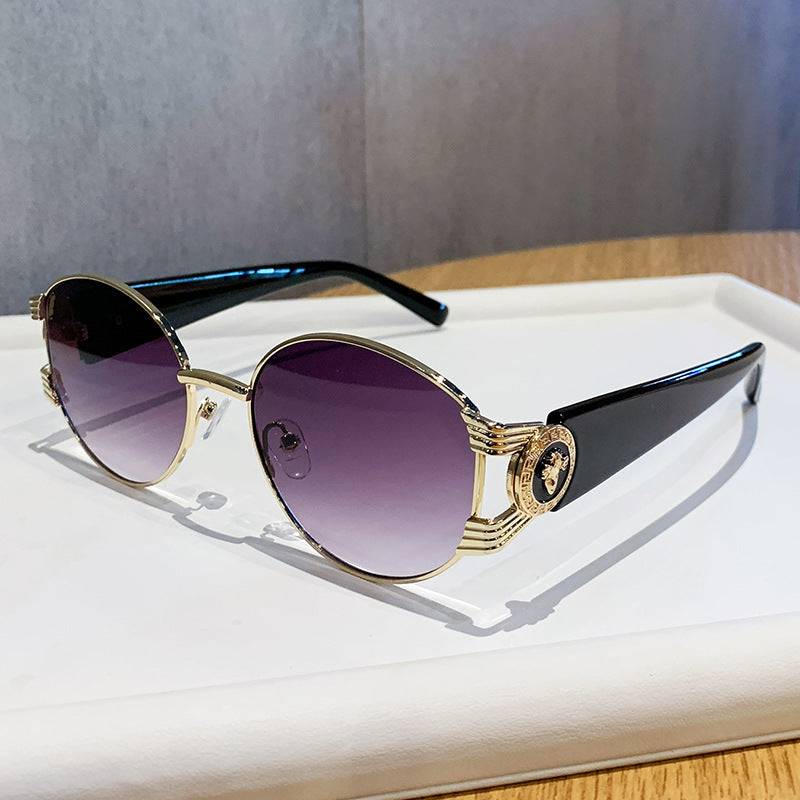 Dame elegant solbrille med luksuriøs metallramme og speilte glass Luvikno