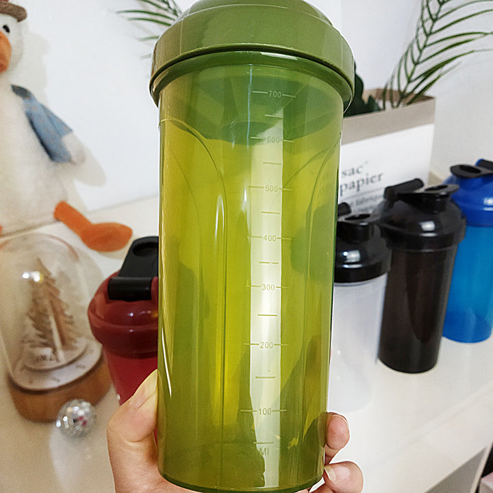 Unisex Shakerflaske i tidløs design med praktisk hellespiss Luvikno