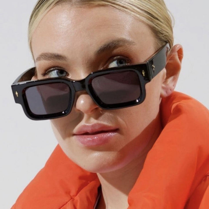 Dame moteriktig kvadratisk solbrille i iøynefallende skjoldpatt-design Luvikno