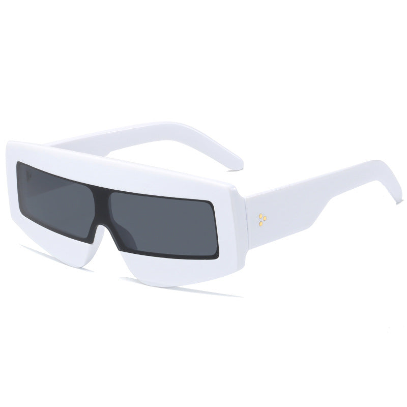Dame futuristiske solbriller i chunky design Luvikno