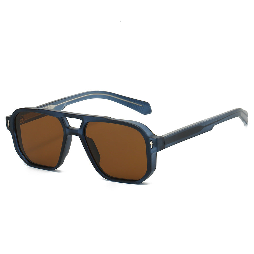 Dame moter solbrille i urban design med polariserte glass Luvikno