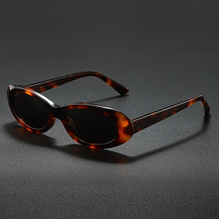 Dame moteriktig solbrille i elegant akvarellstil Luvikno