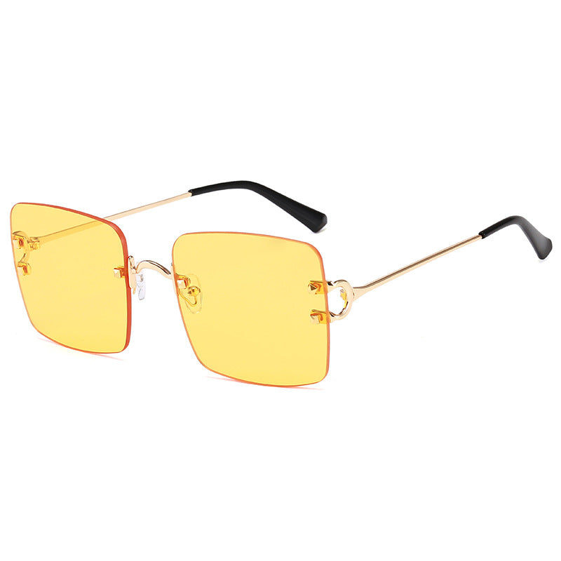 Dame kvadratisk solbrille med elegant metallramme og robuste glass Luvikno