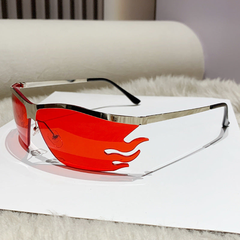 Dame futuristisk solbrille med markant design Luvikno