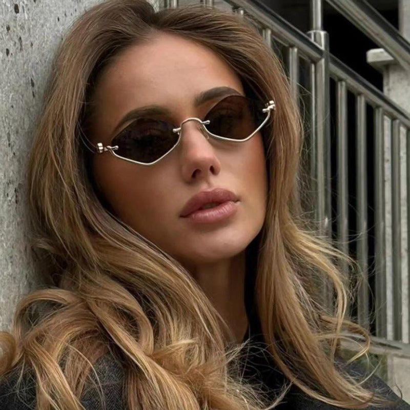 Dame trendy kvadratisk solbrille med filigran metallramme Luvikno