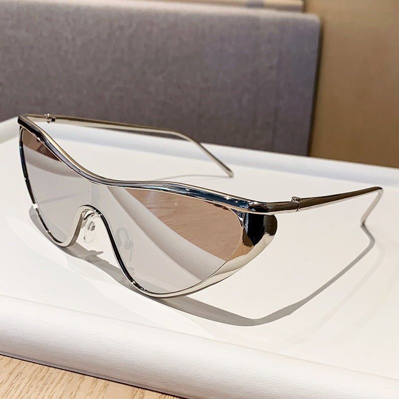 Damer futuristiske oversized solbriller med markant design Luvikno