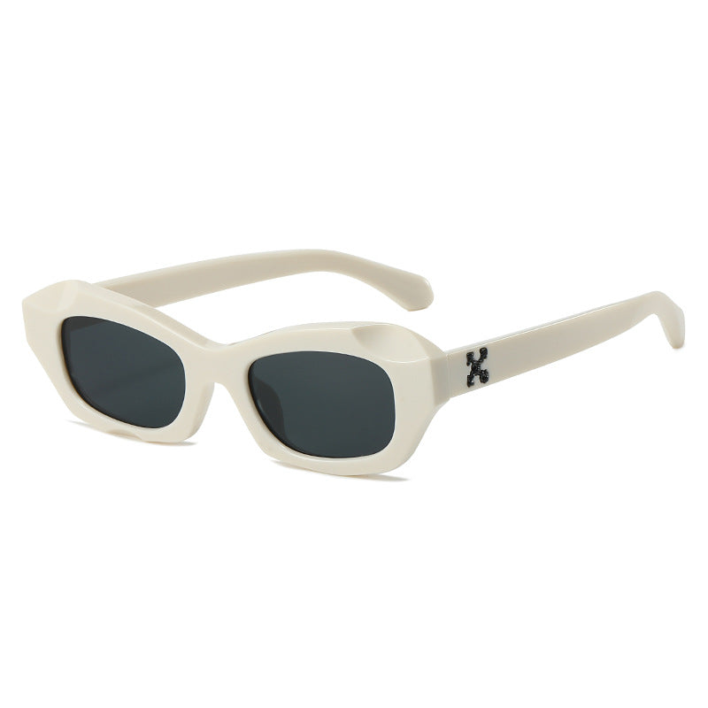 Dame moteriktig solbrille i innovativt design Luvikno