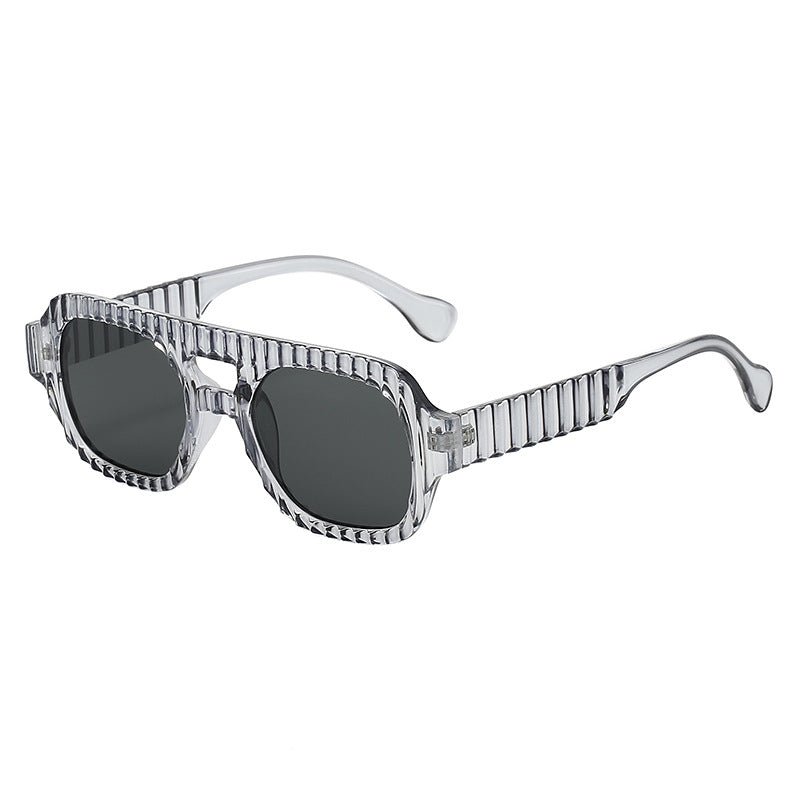 Dame moteriktig solbrille i futuristisk design med strukturert ramme Luvikno