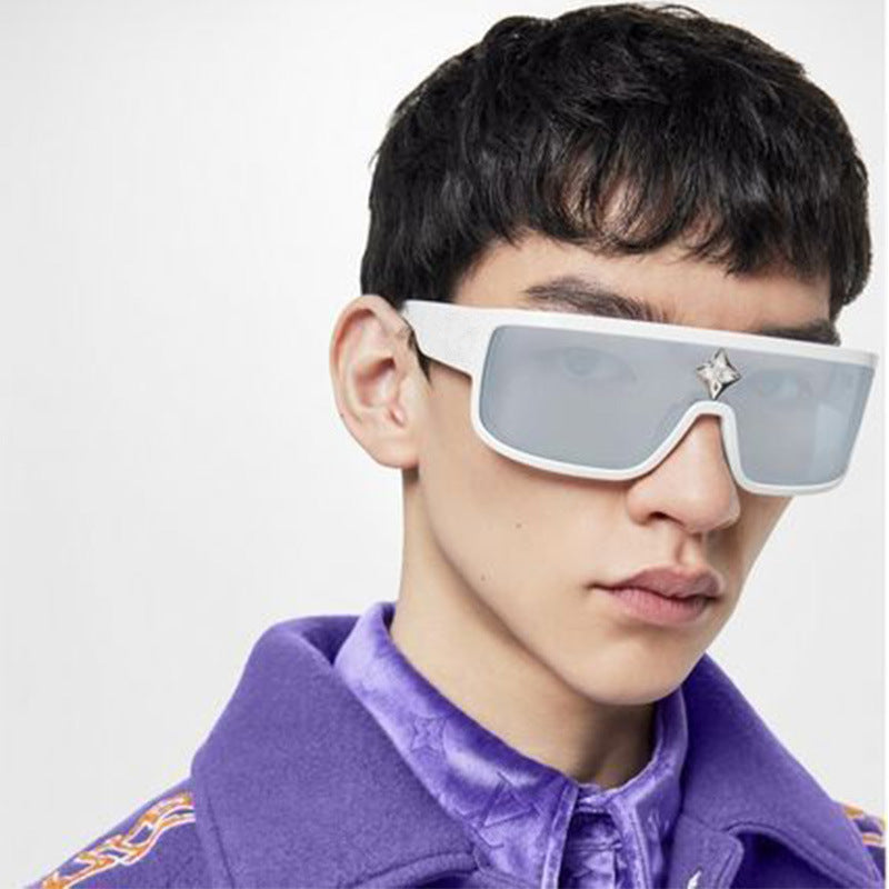 Dame solbriller i futuristisk oversized design med glitrende dekor Luvikno