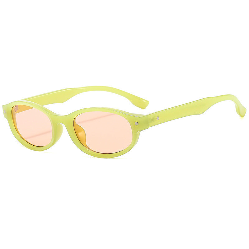 Dame moteriktig solbrille med elegant ramme Luvikno