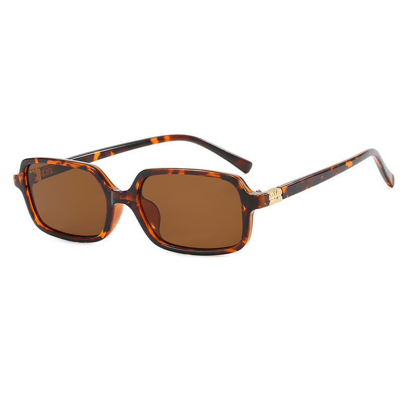 Dame moteriktig lesebrille i moderne kvadratisk design Luvikno