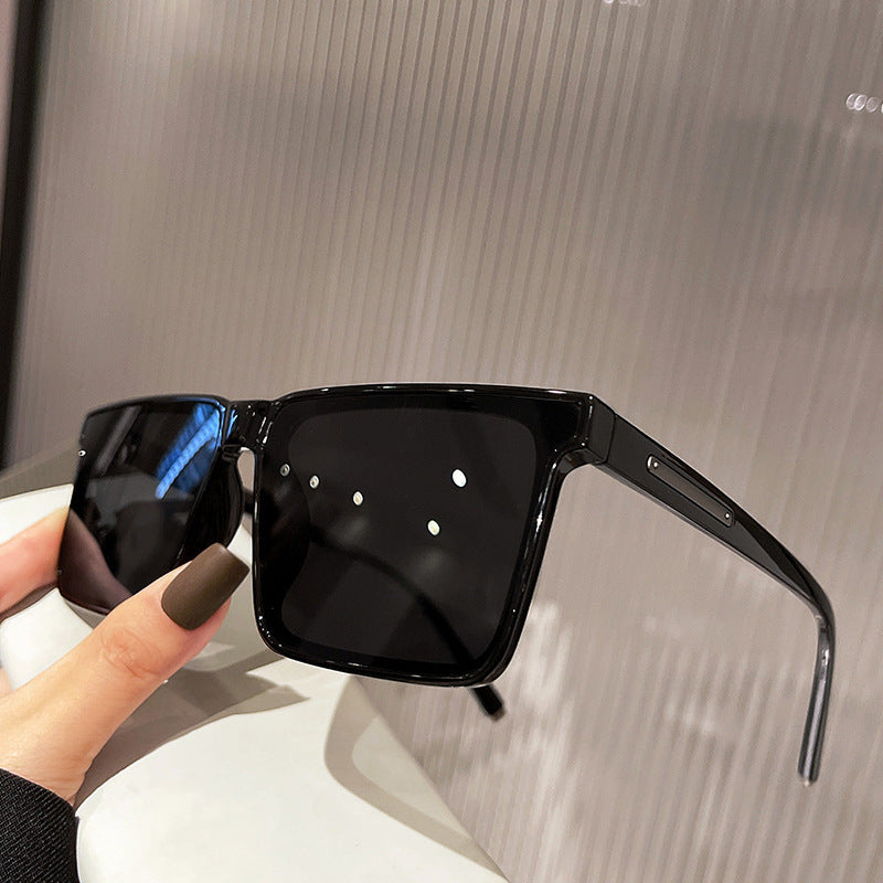 Dame kvadratisk solbrille i elegant, moderne design Luvikno